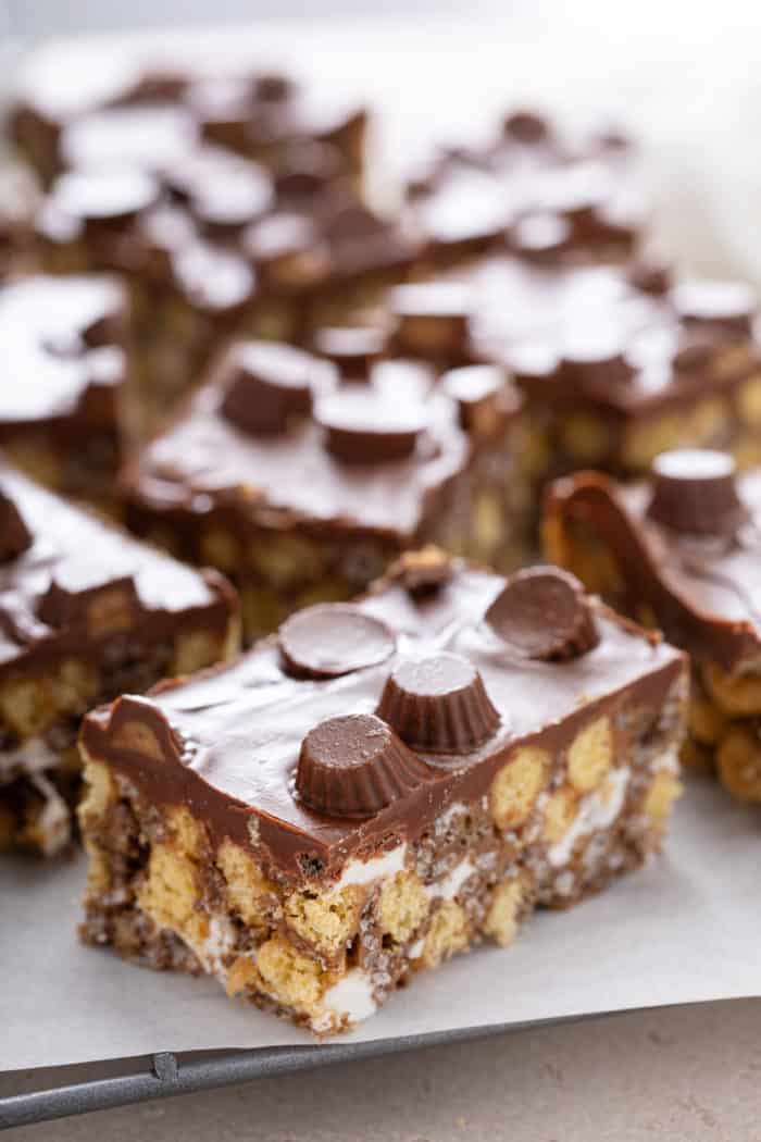 Close up of a peanut butter cup rice krispie treat surrounded by other sliced krispie treats.