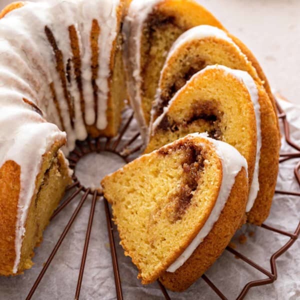 Sliced honey bun cake on a wire rack.